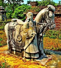 Tượng quan hầu dắt ngựa trong lăng đá Dinh Hương ở Hiệp Hòa, Bắc Giang.