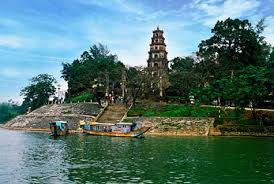 Với phiến đá trong chùa Thiên Mụ - thơ Nguyễn Ngọc Kiên