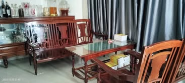 Bộ bàn ghế xa lông và tủ ly bằng gỗ cà te do chính tay tác giả bài viết đóng hồi đầu thập kỷ 90 thế kỷ XX