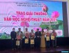 Tác giả Nguyễn Duy Xuân (thứ 3 trái qua) nhận Giải thưởng